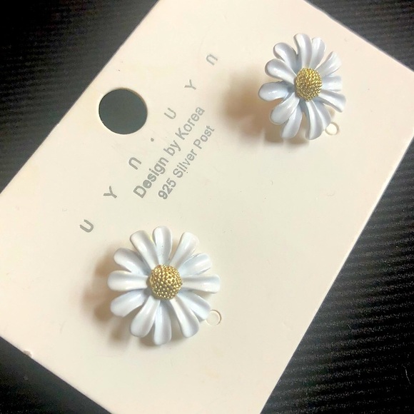 Jewelry - Daisy flower stud earrings Korean NEW